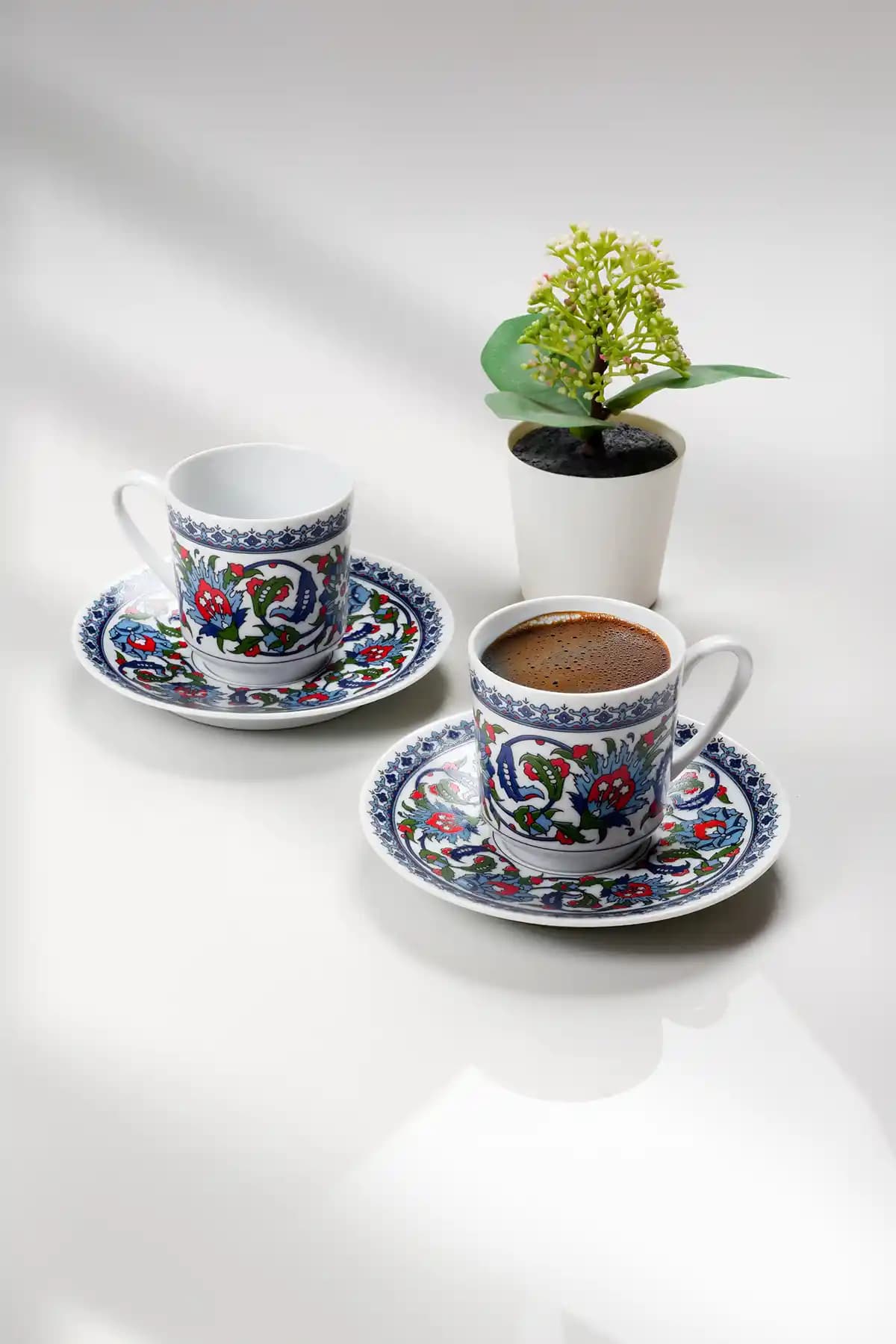 Güral Porselen 12 Parça Kahve Fincanı Takımı: Estetik ve Dayanıklılık Bir Arada