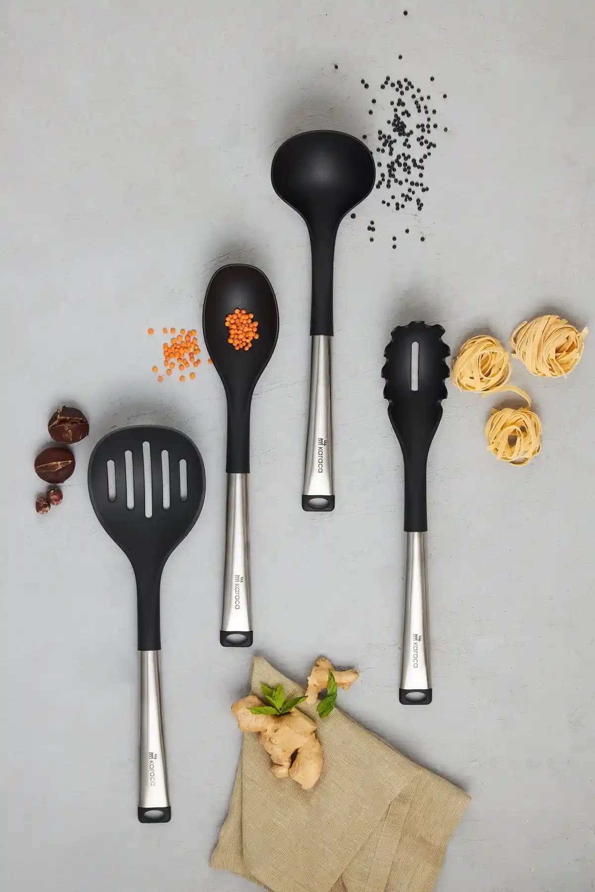 Karaca Luna 4 Parça Servis Seti: Şıklık ve Dayanıklılığı Bir Arada Sunan Mutfak Aksesuarı