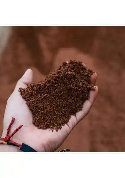 MF Botanik Kırmızı Pomza Kumu: Doğal ve Çok Yönlü Toprak Düzenleyici Çözüm