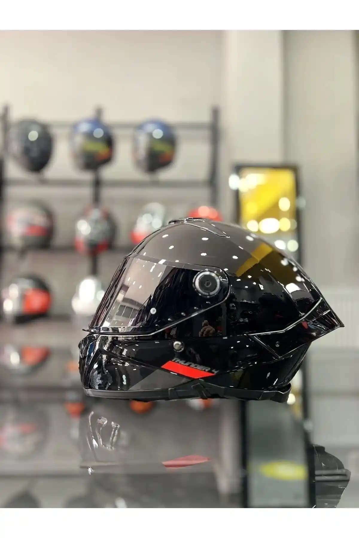MT Helmets Thunder 4 Gloss Black Kask: Güvenlik ve Estetiği Bir Arada Sunan Modern Tasarım