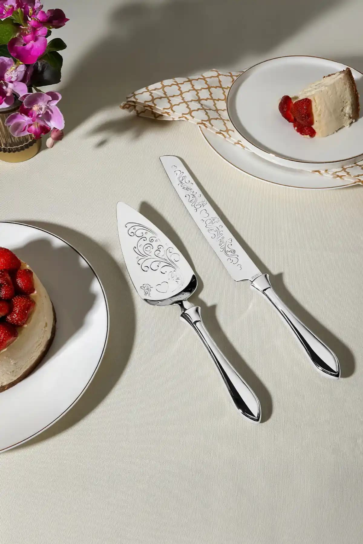 Nehir Defne Sade Paslanmaz Çelik Kek Servis Seti: Estetik ve Dayanıklı Mutfak Aksesuarı