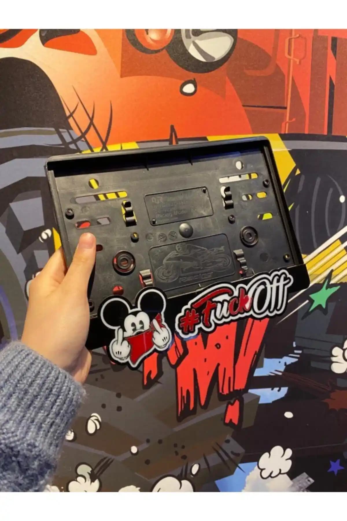 Pleksi Shop Mickey Mouse Motor Plakalığı: Dayanıklı ve Eğlenceli Motor Aksesuarı