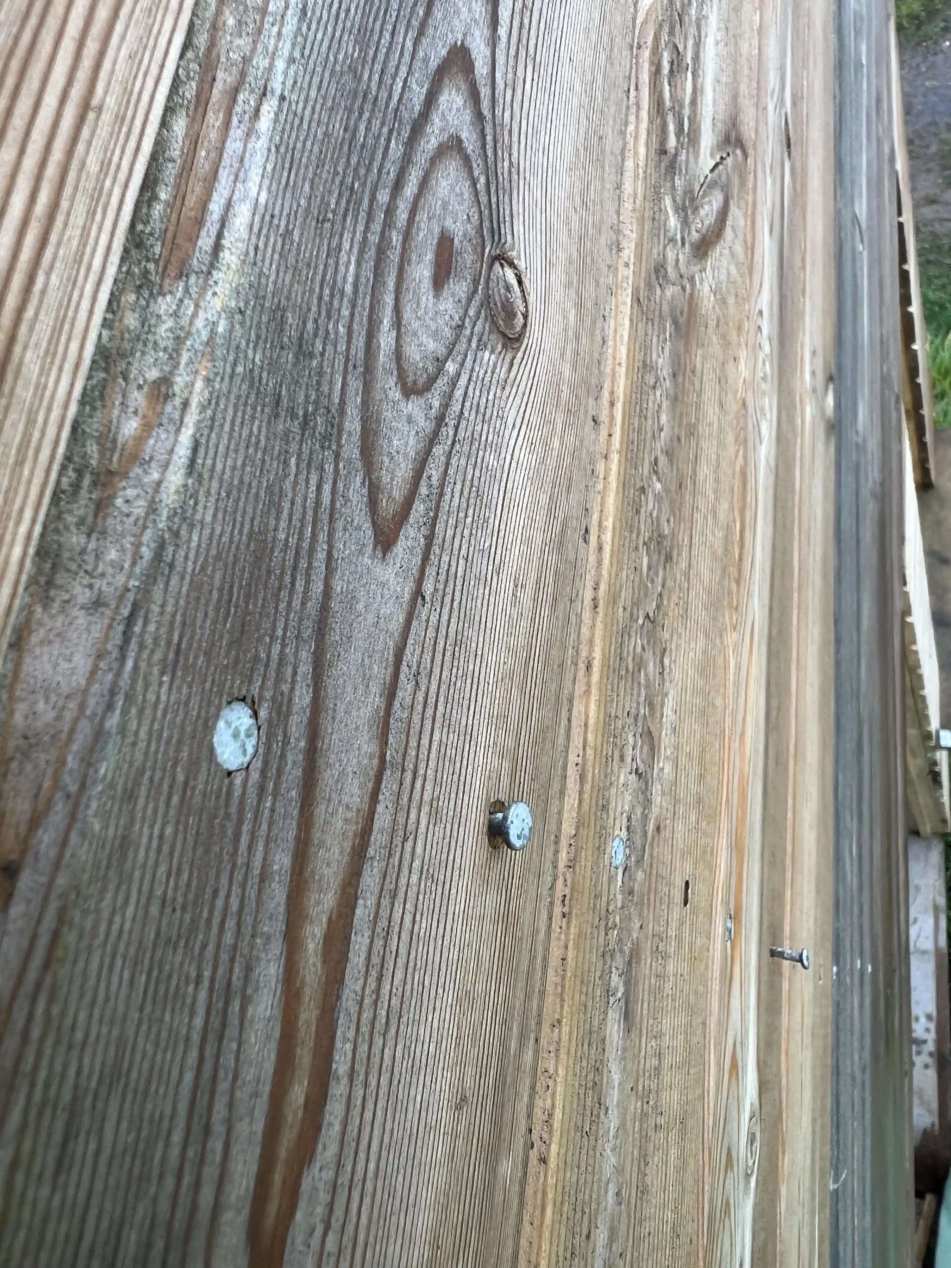 Ahşabın Çivileri Dışarı Atması: Nedenleri, Çivi Türleri ve Çözüm Yöntemleri