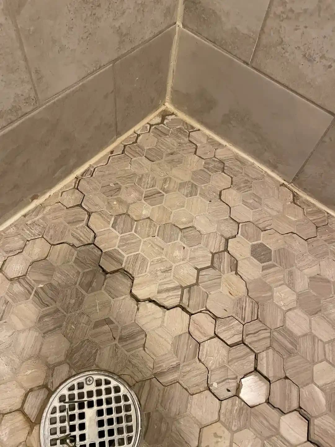 Duş Zemininde Döşeme Arası Contaların Bozulması ve Yükselme Sorunlarının Nedenleri ve Çözümleri