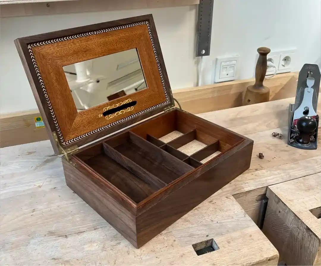 El Yapımı Mücevher Kutusu: Geleneksel Teknikler ve Modern Aletlerin Uyumlu Buluşması