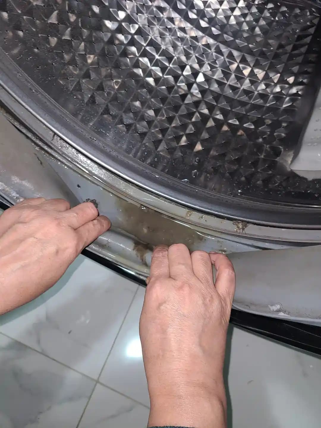 Önden Yüklemeli Çamaşır Makinelerinde Kapak Contası Temizliği ve Bakım Yöntemleri