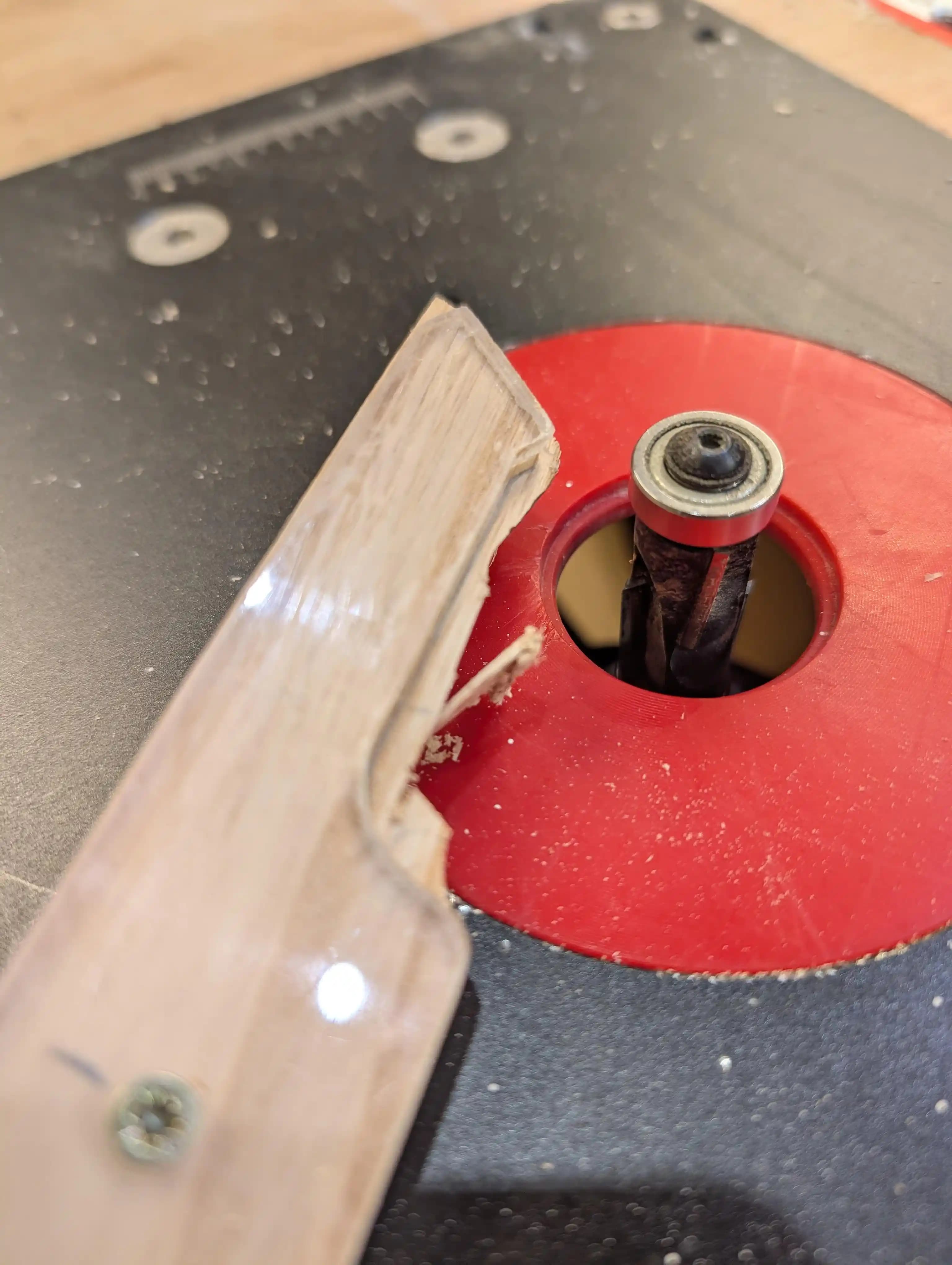 Router Masasında Ahşap Profil Kesiminde Güvenlik ve Teknik Öneriler