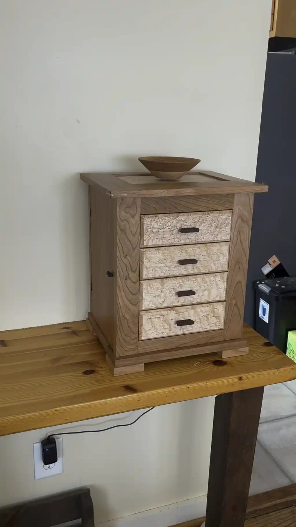 Ahşap İşçiliği ve Manyetik Levitasyon Teknolojisiyle Tasarlanmış Mücevher Kutusu