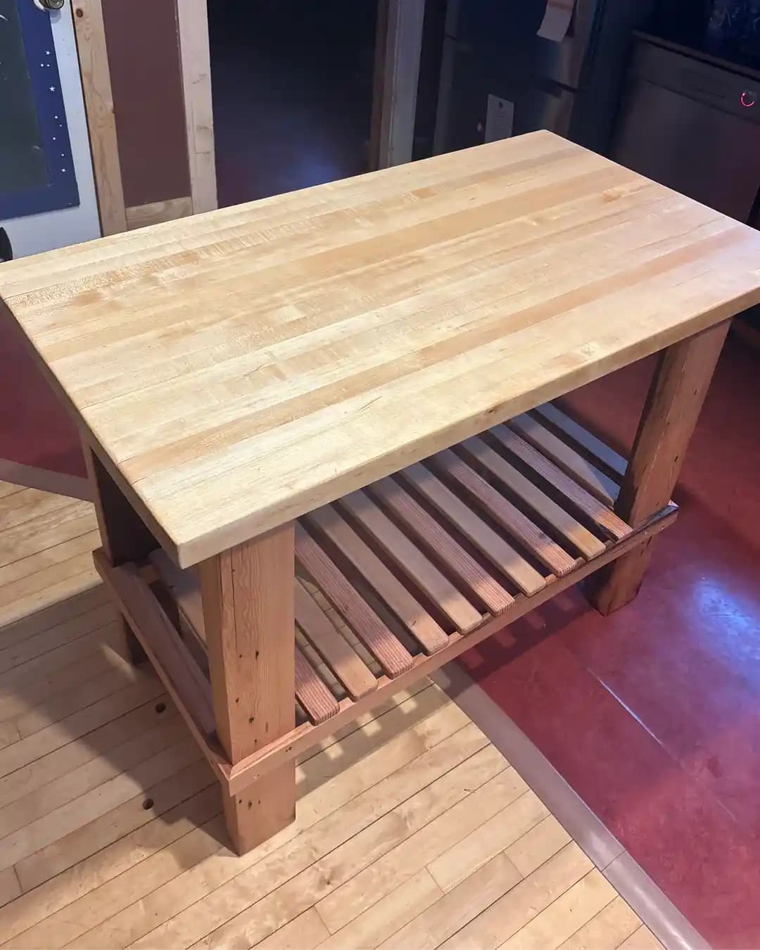 Ahşap İşçiliğinde Masa Yapımı: Malzeme Seçimi, İşçilik ve Teknikler Üzerine Bir Deneme