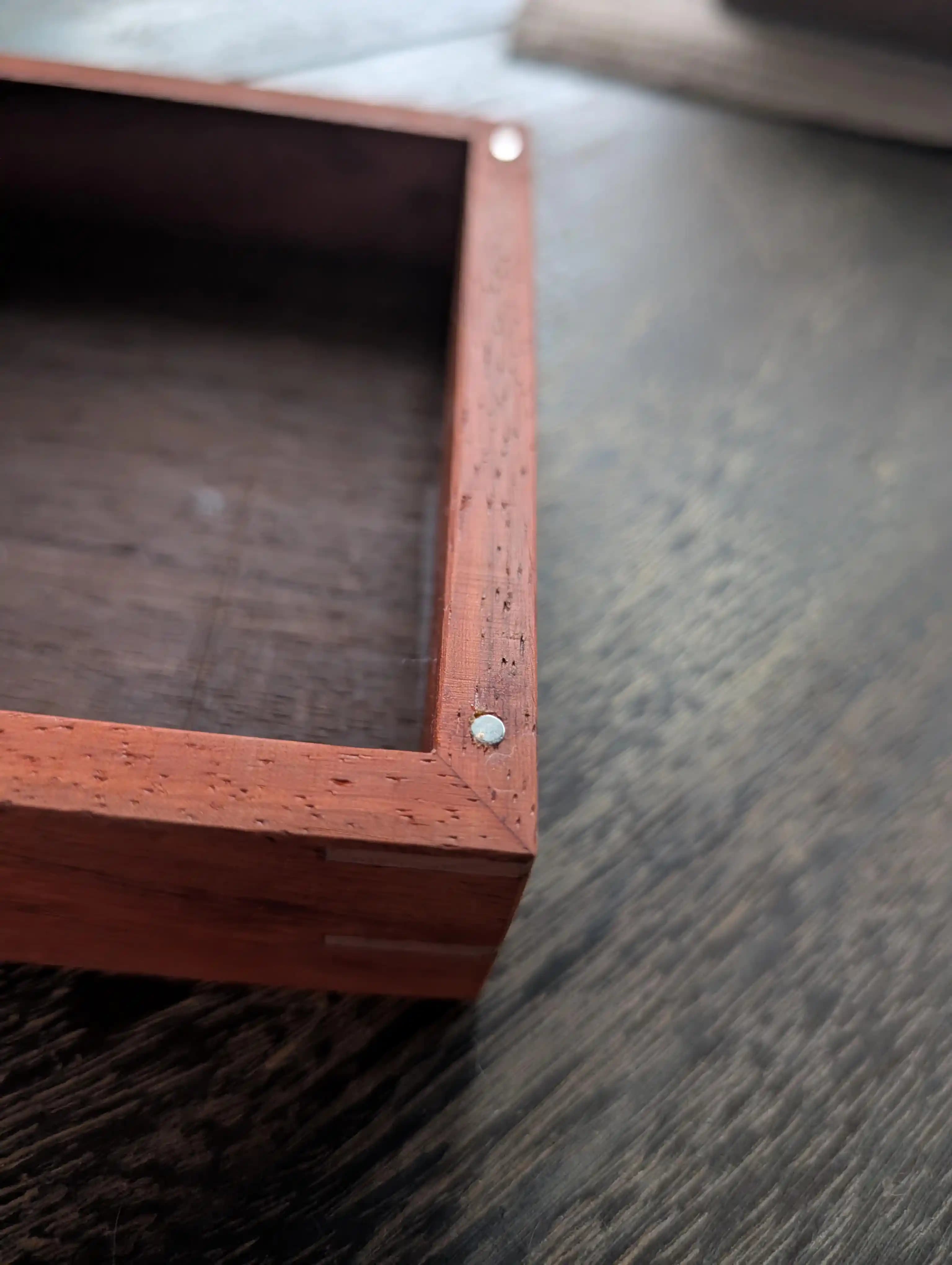 Ahşapta Süper Yapıştırıcı ile Sabitlenmiş Küçük Mıknatısların Güvenli Çıkarılması Yöntemleri