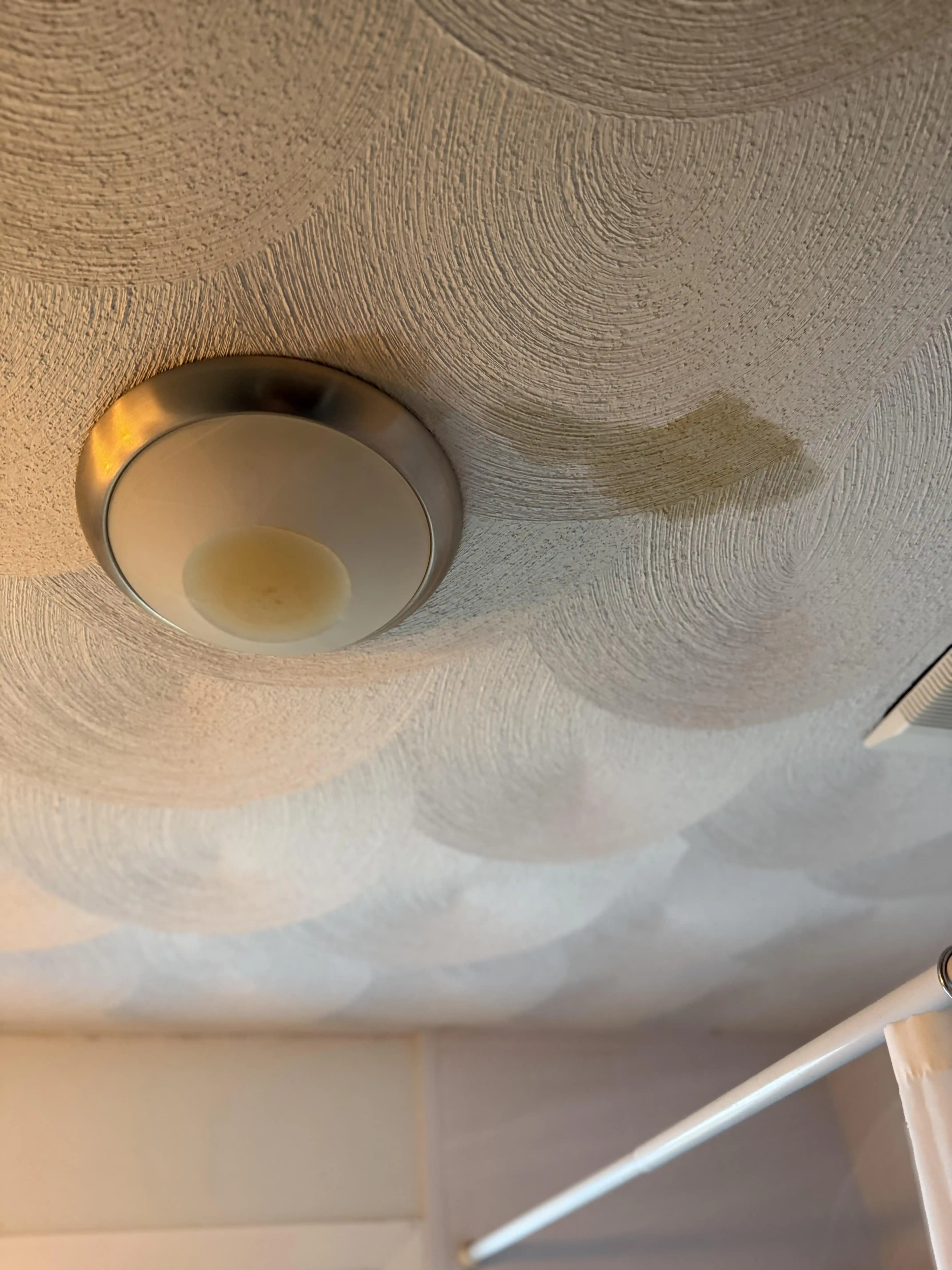 Banyodaki Tavan Lekelerinin Nedenleri ve Etkili Çözüm Yöntemleri