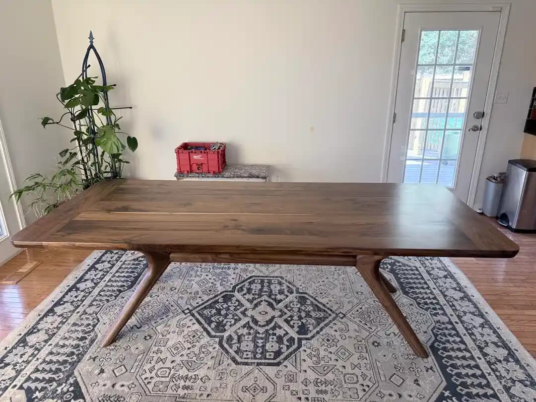 Ceviz Yemek Masası Tasarımı ve Yapım Süreci: Teknik Detaylar ve Malzeme Seçimi