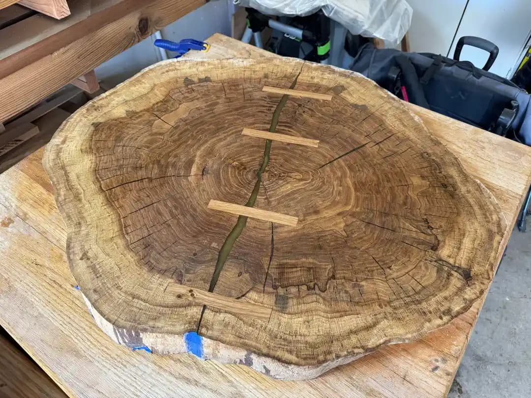 Epoksi Masalarda Küçük Deliklerin Doldurulması İçin Etkili Yöntemler ve Malzeme Seçimi