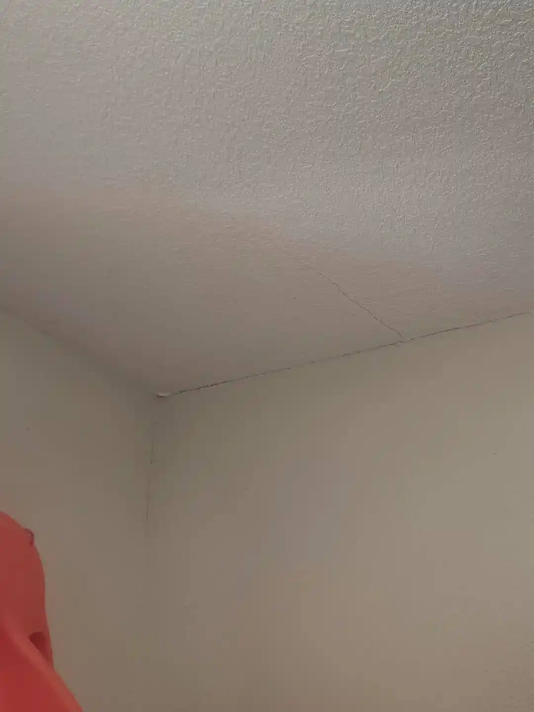 Evdeki Duvar Çatlakları: Nedenleri, İzlenmesi ve Profesyonel Müdahale Gerekliliği