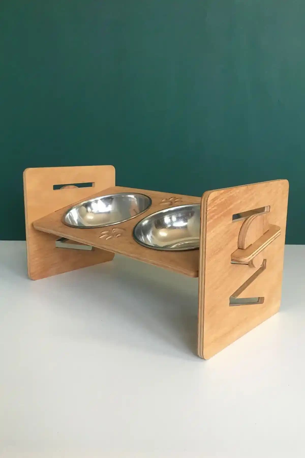 Köpekler İçin Entegre Musluklu Ahşap Mama Kabini Tasarımı ve Dayanıklılık Özellikleri