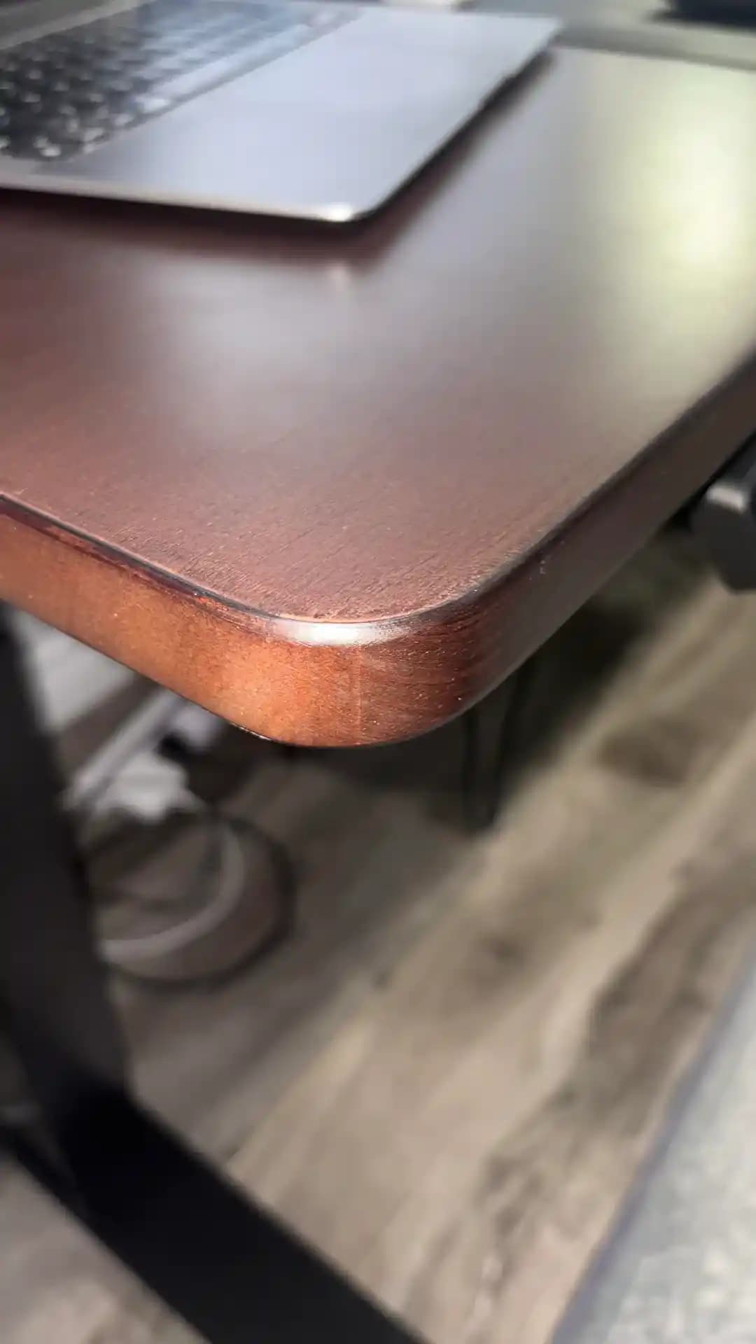 Rubberwood Masa Üstlerinde Masif Ahşap ve Kaplama Arasındaki Yapısal Farklar ve Özellikleri