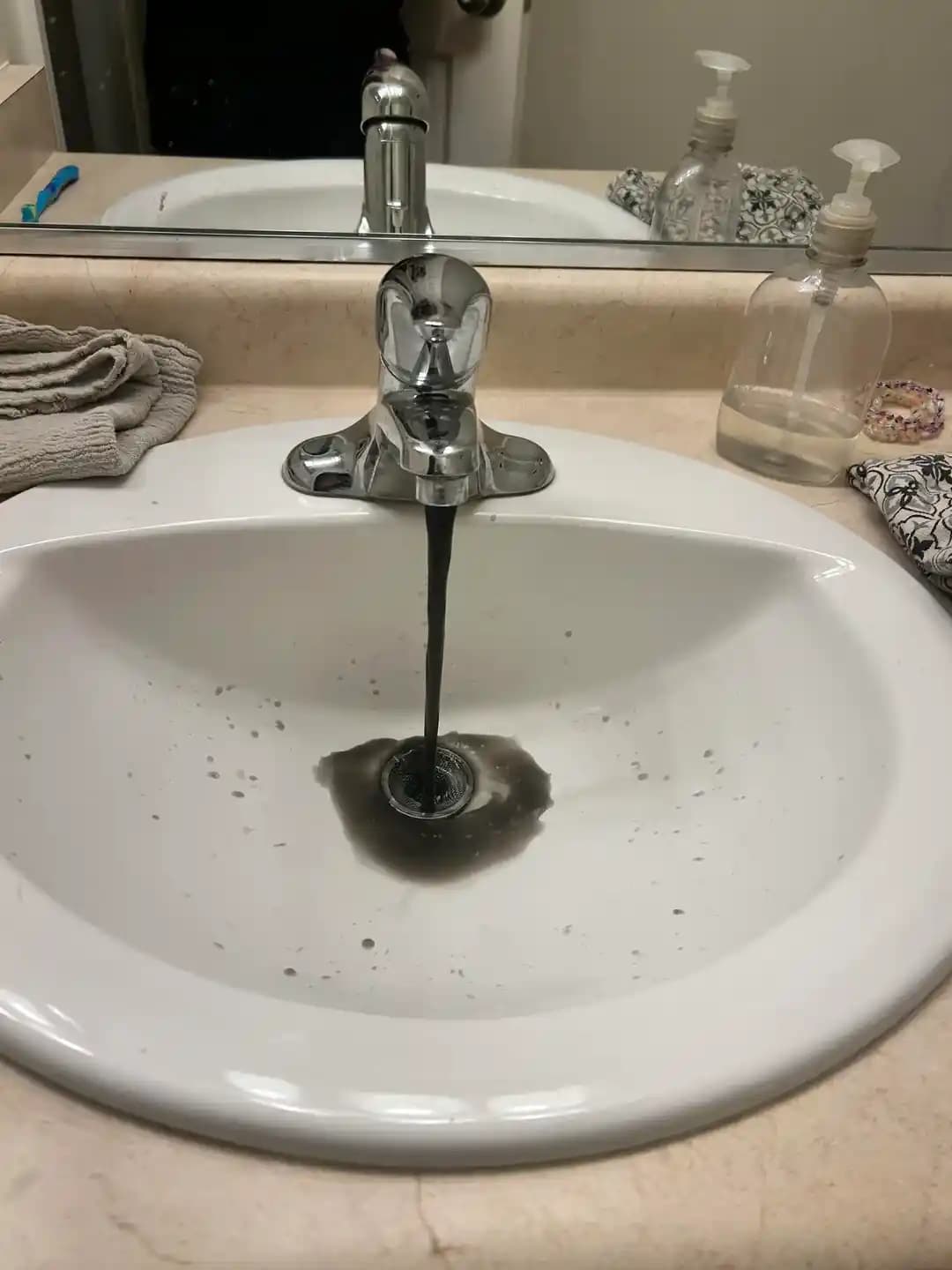 Su Yumuşatıcıdan Siyah Su Gelmesinin Nedenleri ve Etkili Çözüm Yöntemleri