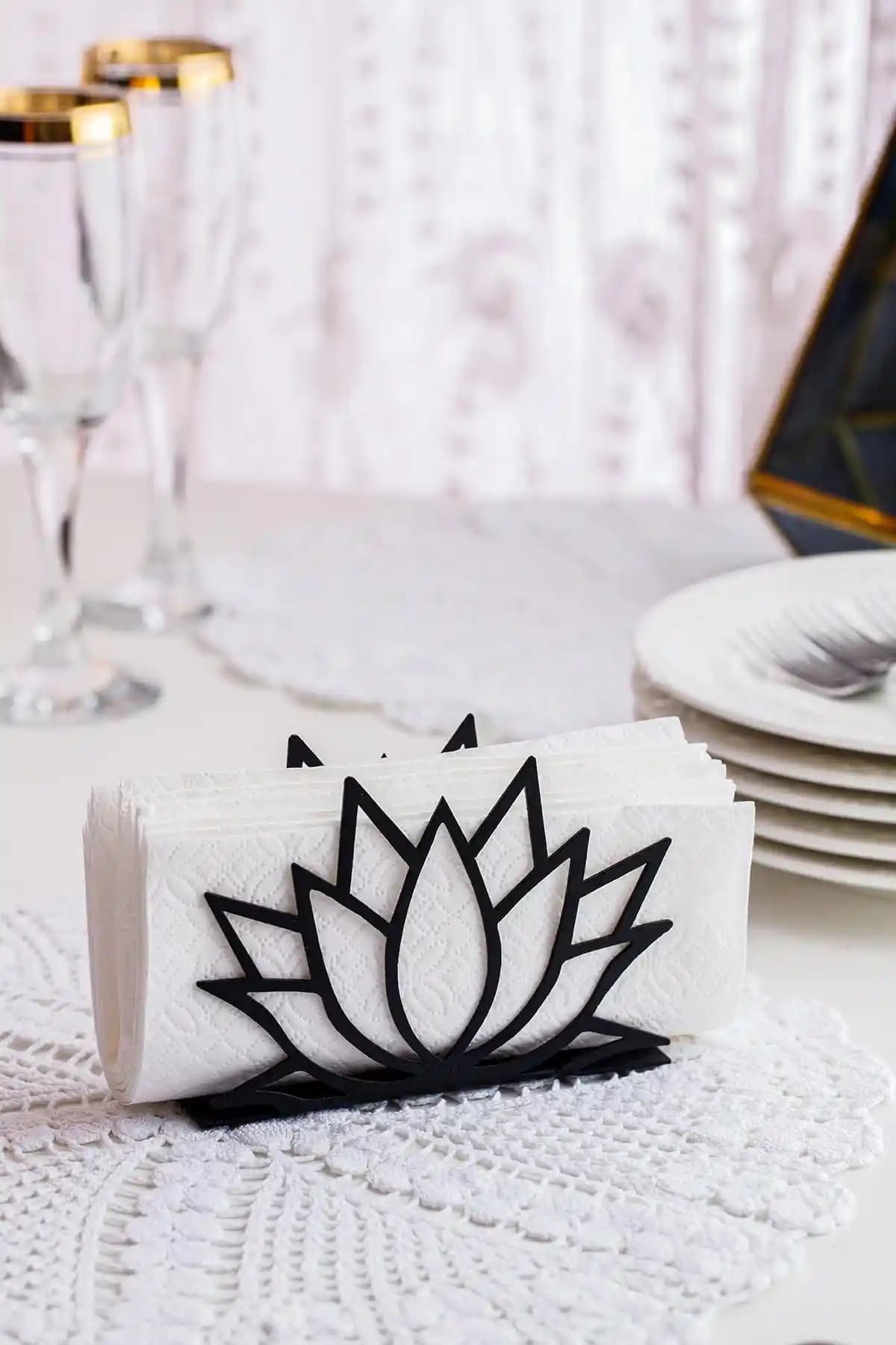 Doreline Lotus Çiçeği Motifli Metal Masaüstü Peçetelik ve Havluluk, Modern ve Şık Tasarım