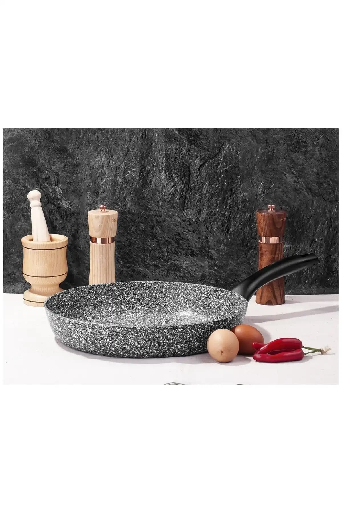 Taç Titan Granit Tava 26cm ve Taç Ultra Granit 28cm Karşılaştırması ve Özellikleri 2