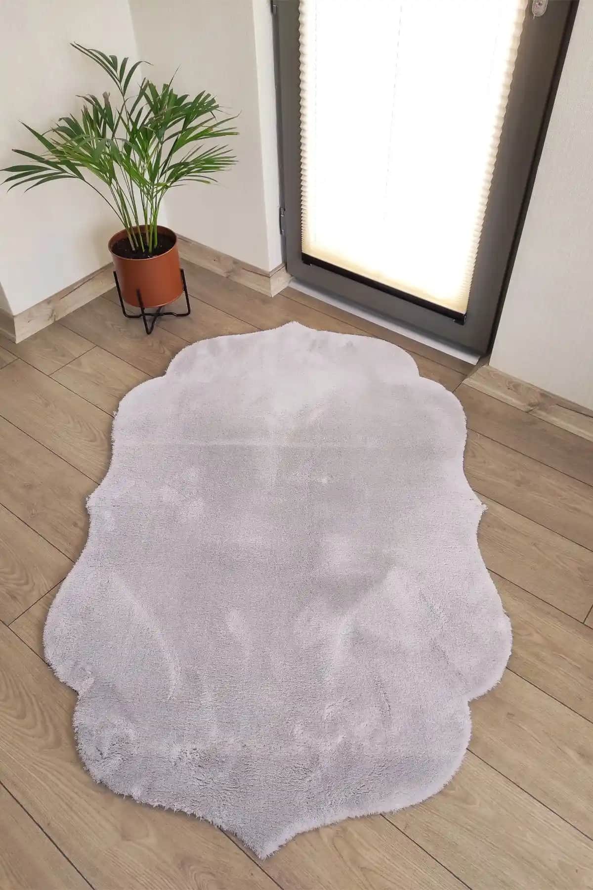 Açık Gri Peluş Halı ile Mekânlarınızı Modern ve Konforlu Hale Getirin