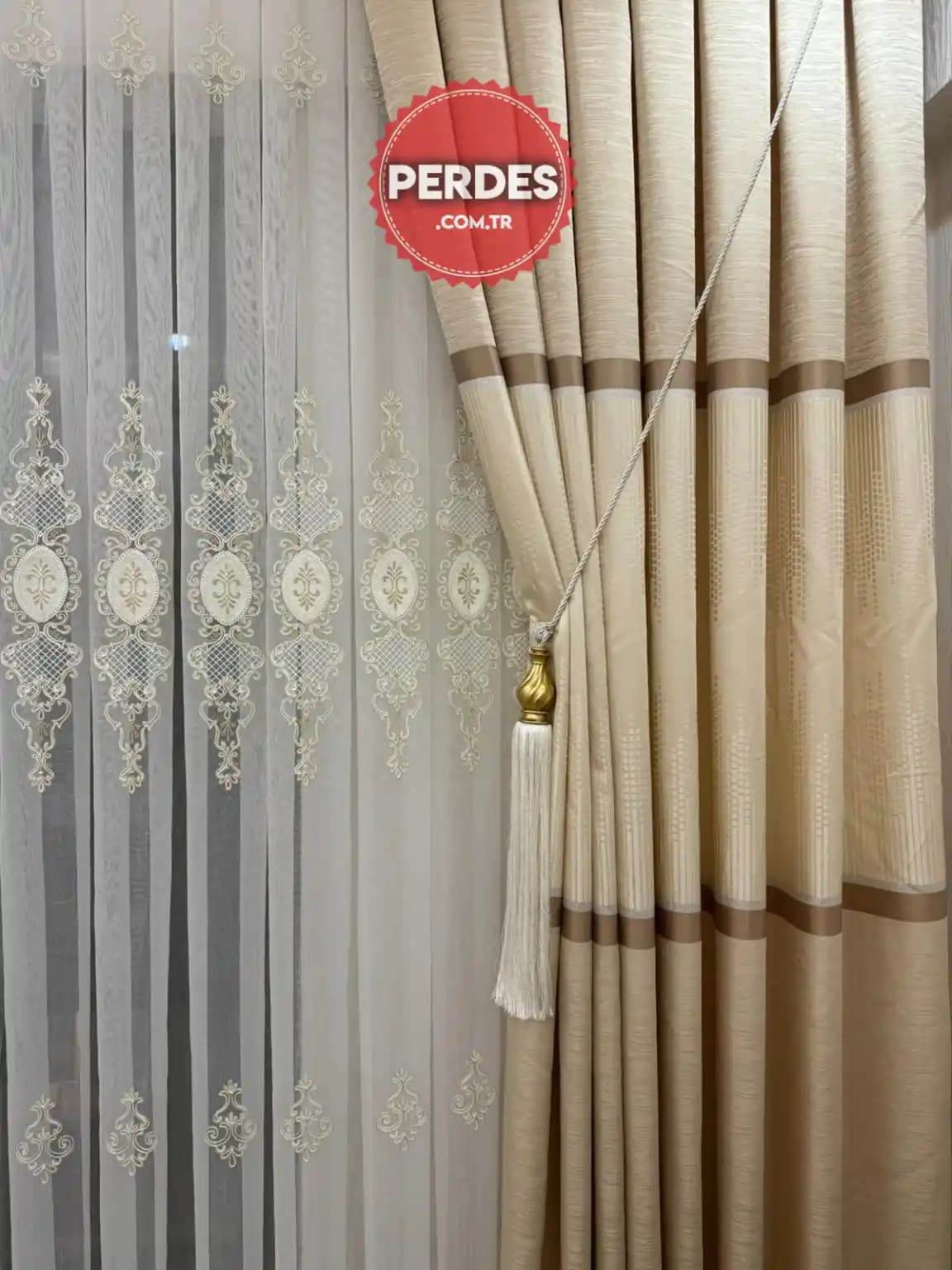 Altın Renkli Perdelerle Dekorasyonunuza Zarafet Katmanın Yolları