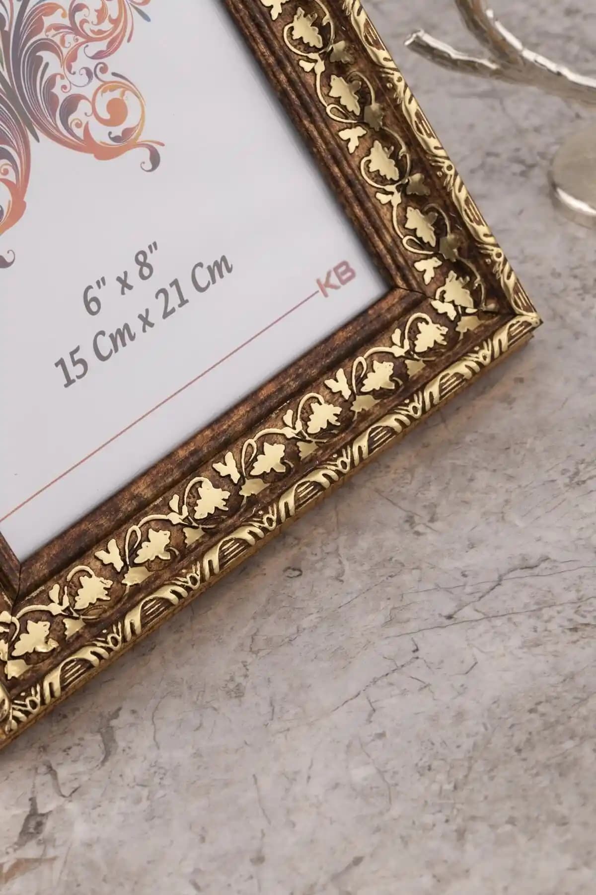 Altın Renkli Resim Çerçevesi ile Dekorasyonunuza Zarafet Katın