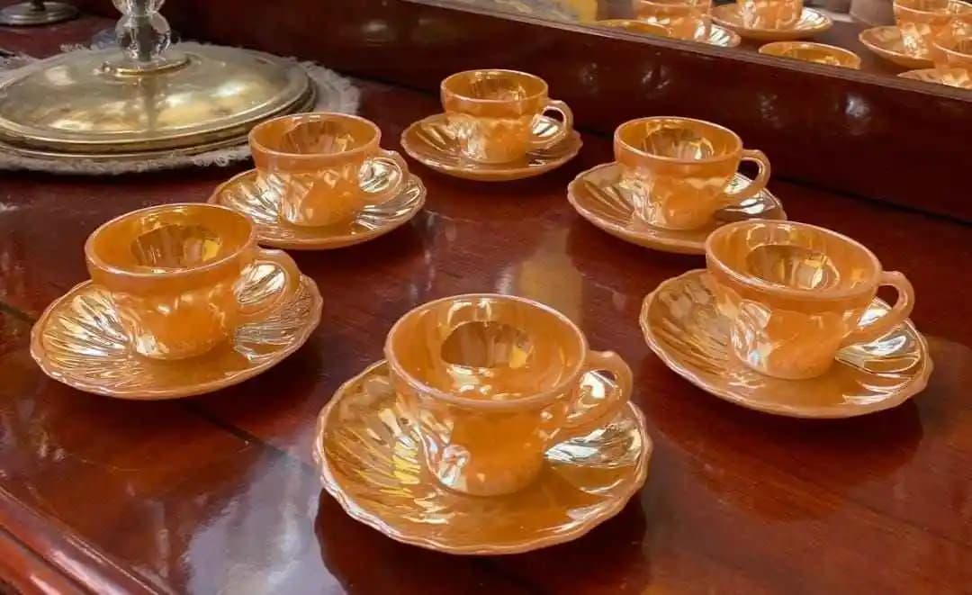 Antika Sarı Fincanlar: Dekorasyonda Şıklık ve Tarih Bir Arada