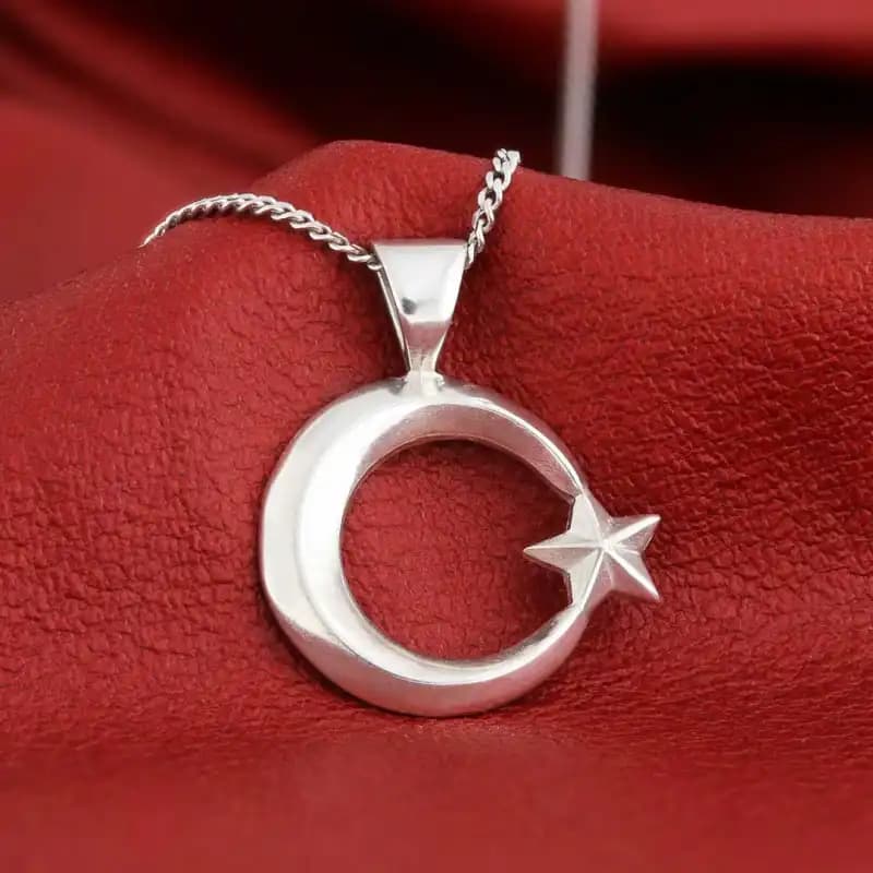 Ay Yıldız Motifli Gümüş Kolye ile Dekorasyonda Şıklık ve Anlam Yaratma Rehberi