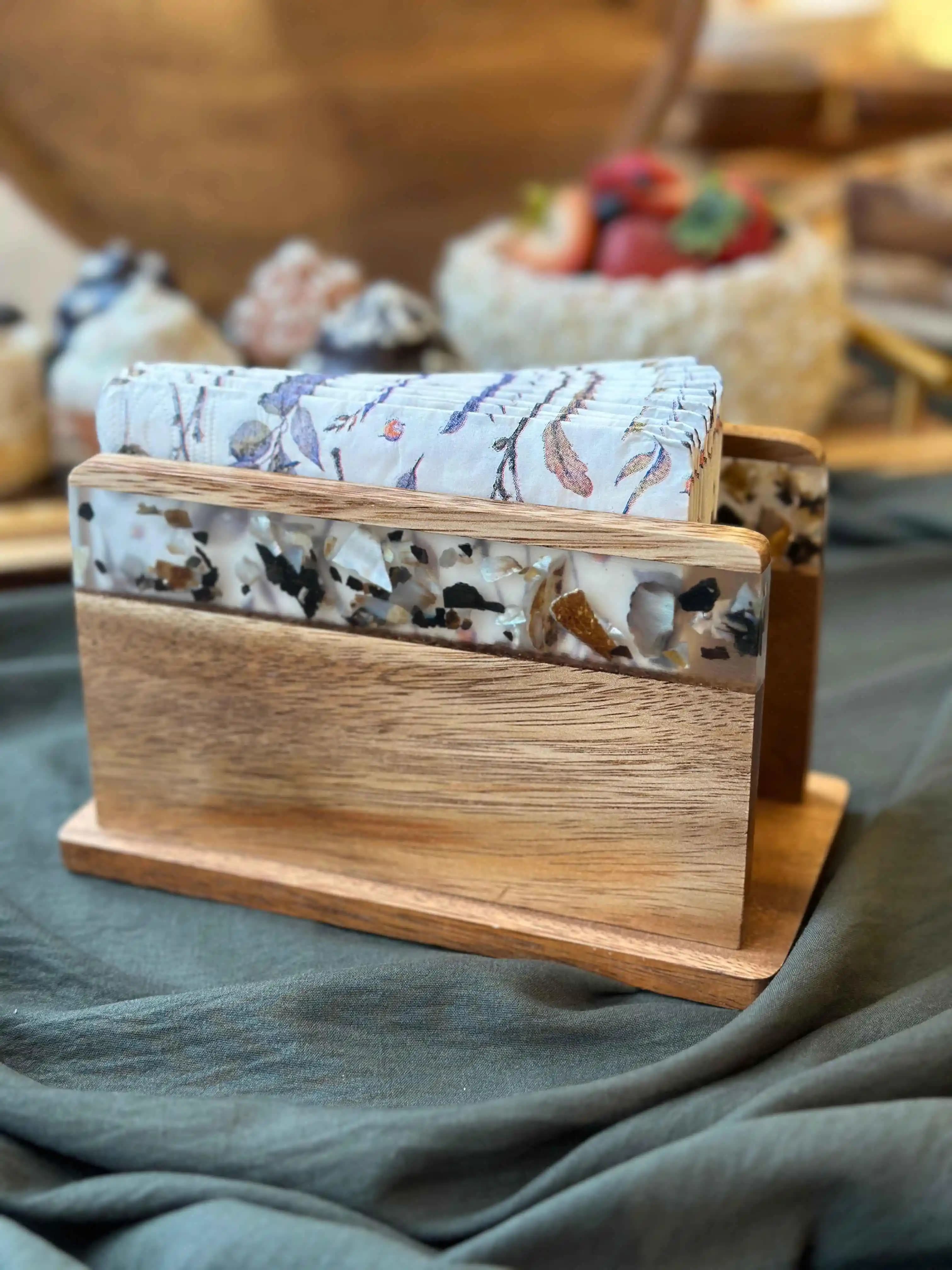 Ayaklı Peçeteliklerle Dekorasyonunuza Şıklık Katmanın Yolları