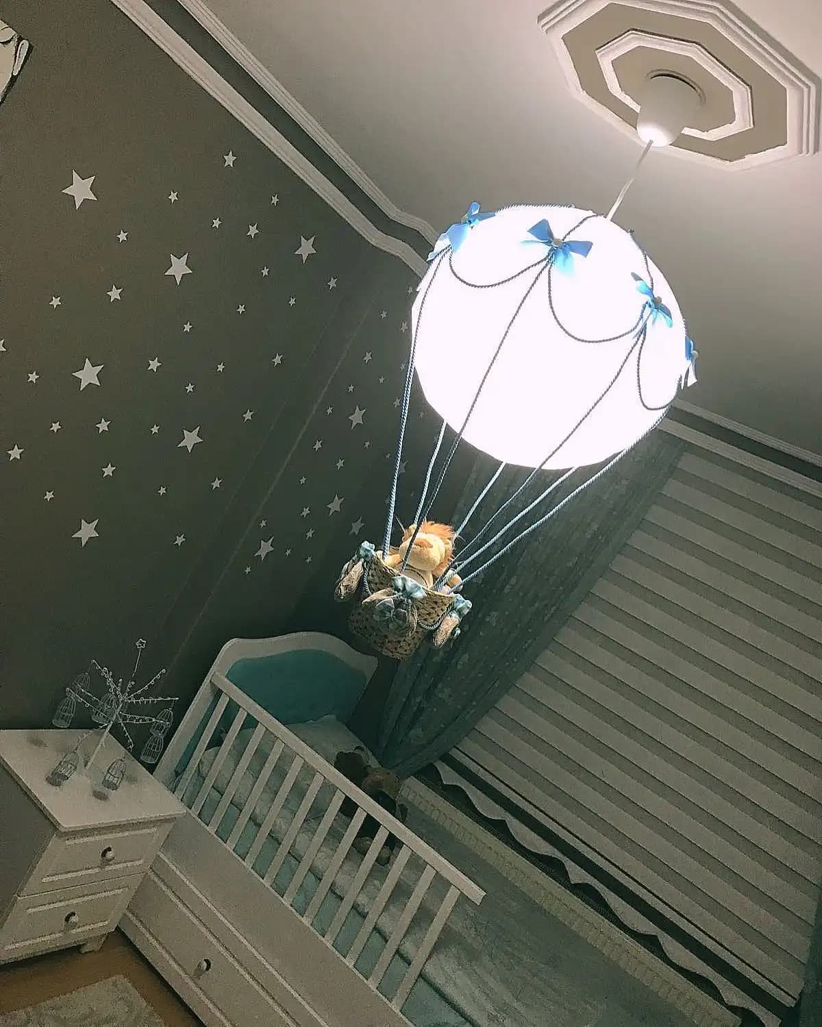 Bebek Odası Dekorasyonunda Balon Avize ile Modern ve Neşeli Atmosfer Yaratma