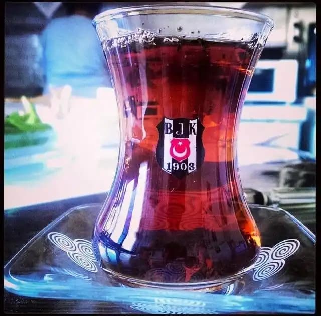 Beşiktaş Temalı Çay Bardağı ile Ev Dekorasyonunda Şıklık ve Anlam Yaratın