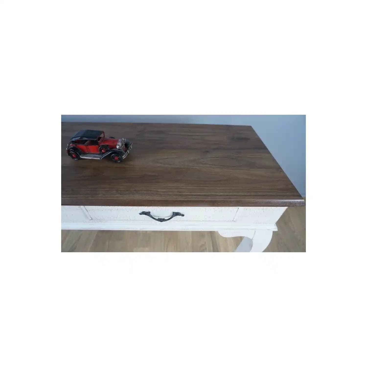 Beyaz Eskitme Mobilya ile Zamansız Şıklık ve Dekorasyon İpuçları