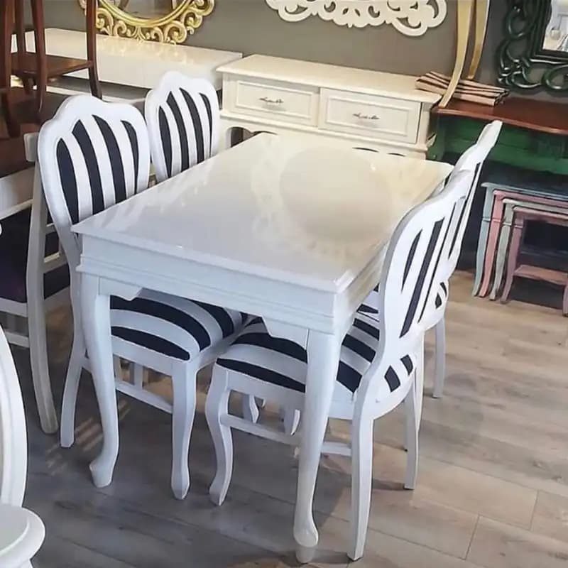 Beyaz Masa Sandalye Dekorasyonlarıyla Şıklık ve İşlevselliği Bir Arada Sunar