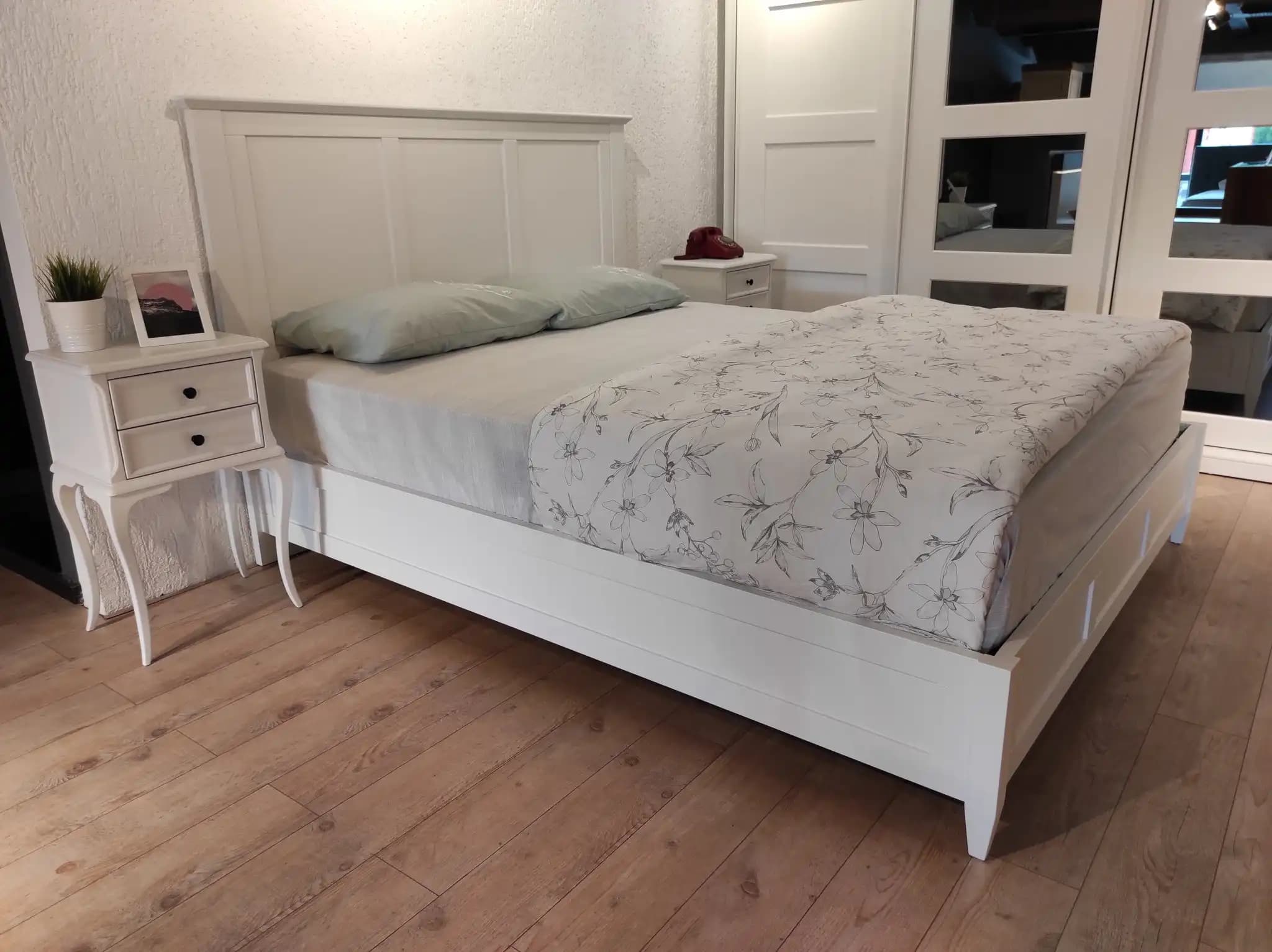 Beyaz MDF Yatak Başlığı ile Modern ve Fonksiyonel Yatak Odası Dekorasyonu