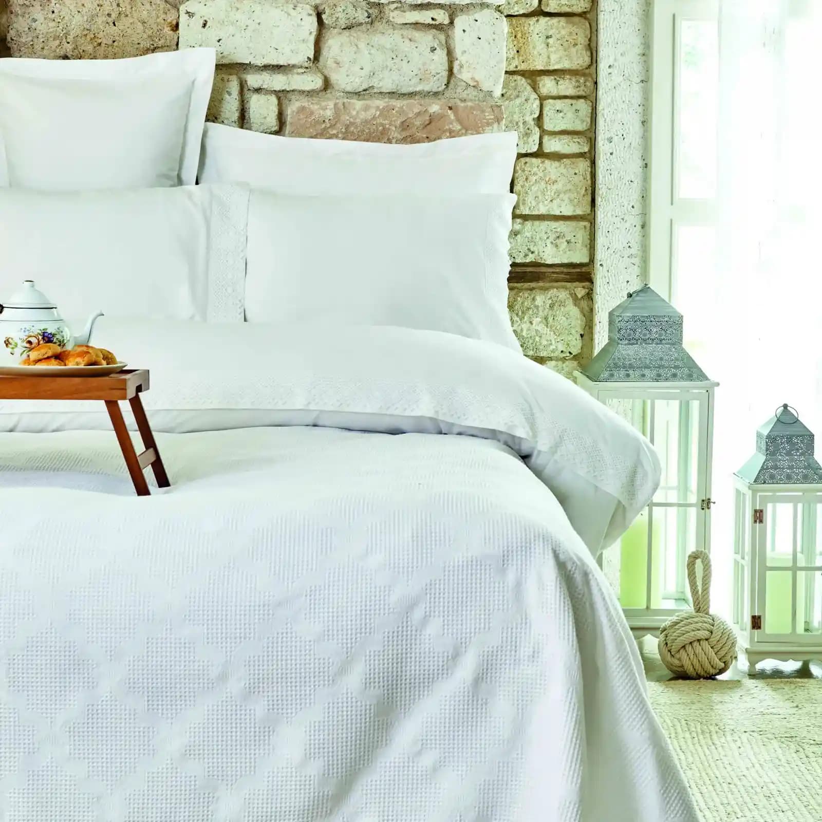 Beyaz Pike Takımı ile Yatak Odası Dekorasyonunu Modern ve Şık Hale Getirin