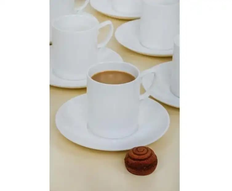 Beyaz Porselen Fincanlar ile Dekorasyonunuzu Şıklık ve Fonksiyonellik ile Tamamlayın