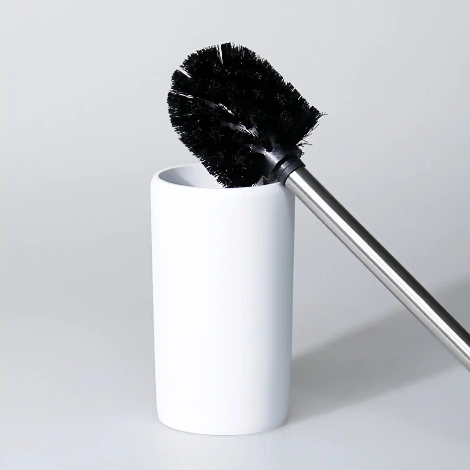 Beyaz Tuvalet Fırçası ile Banyonuzda Hem Temizlik Hem Dekorasyon Uyumunu Yakalayın