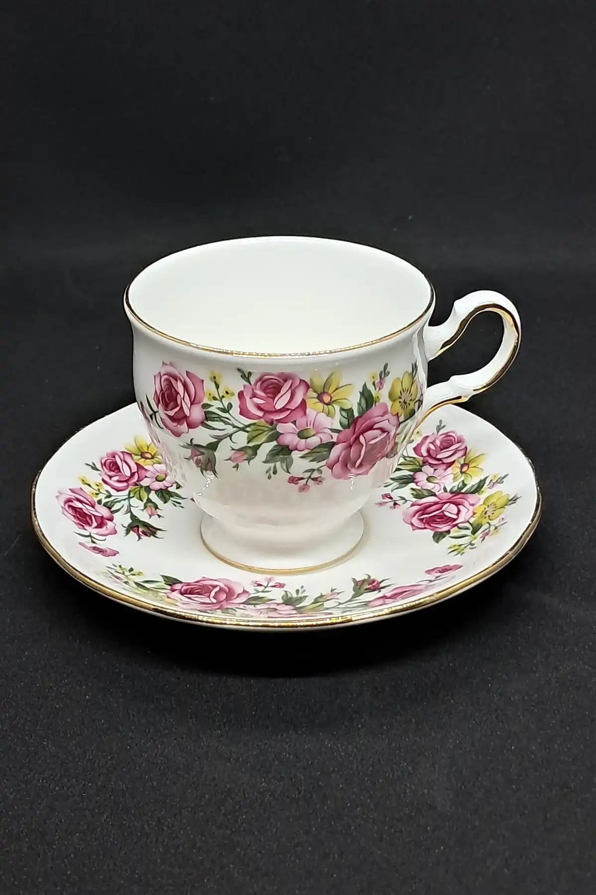Bone China Kahve Fincanları Dekorasyonda Zarafet ve Şıklık Sağlayan Seçenekler