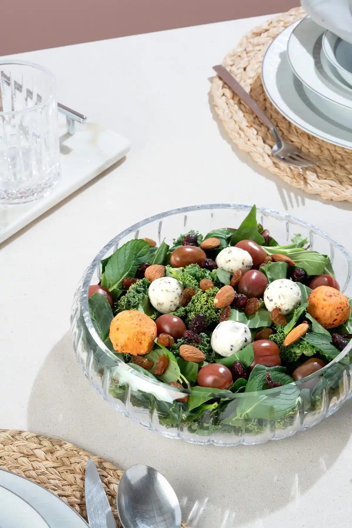 Büyük Salata Kasesi Dekorasyonda Şıklık ve İşlevselliğin Birleştiği Mükemmel Seçenek