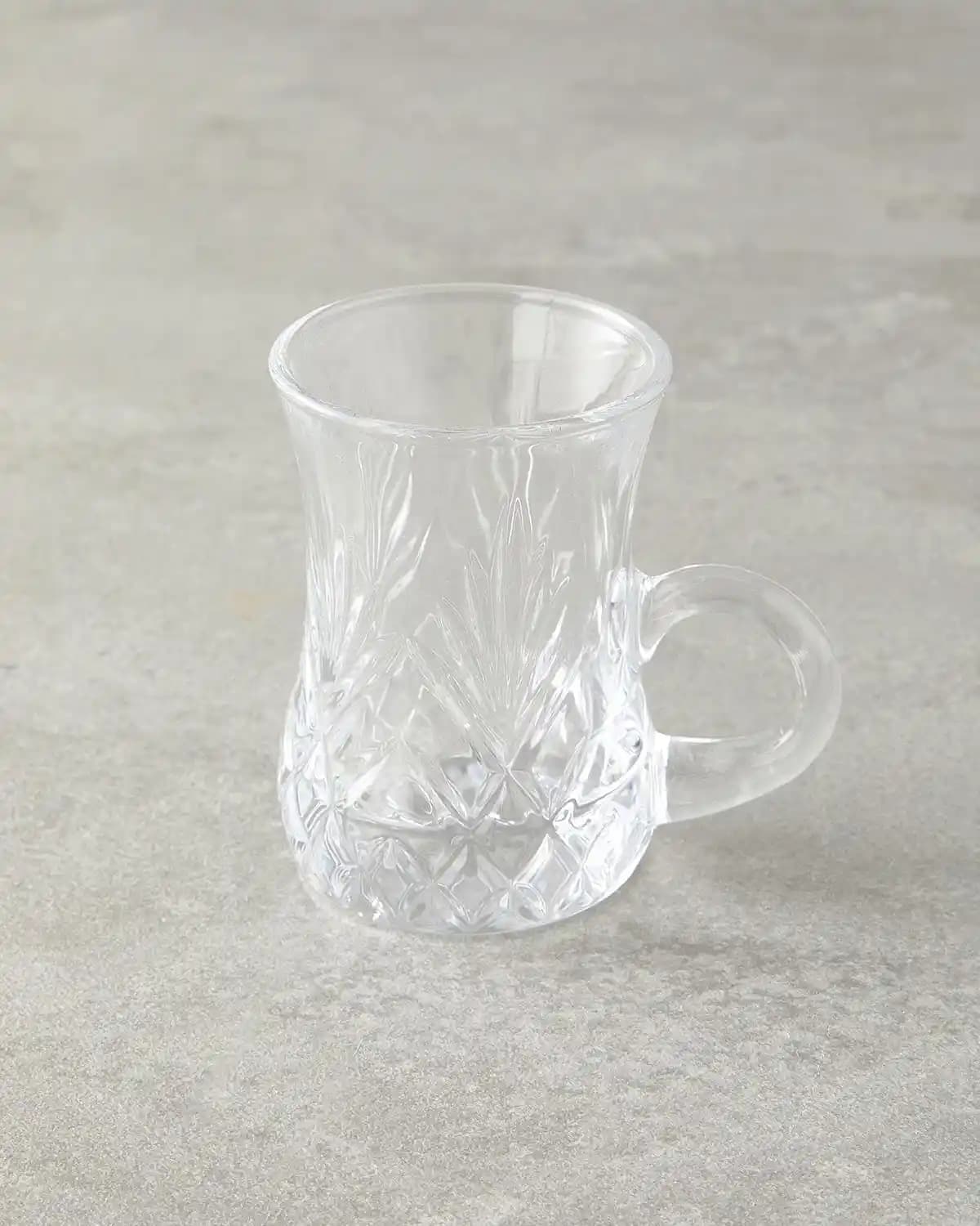 Cam Kulplu Çay Bardağı ile Dekorasyon ve Fonksiyonellik İpuçları