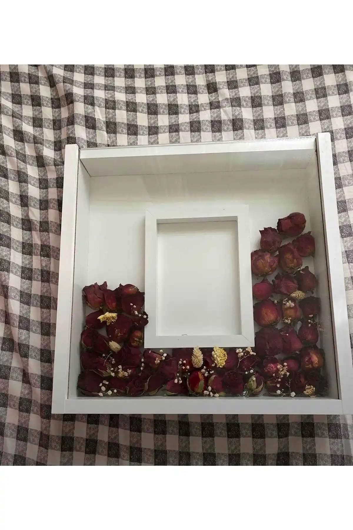 Camlı Çerçeve Dekorasyonunda Şıklık ve İşlevsellik: Modern ve Klasik Tarzlar İçin Rehber