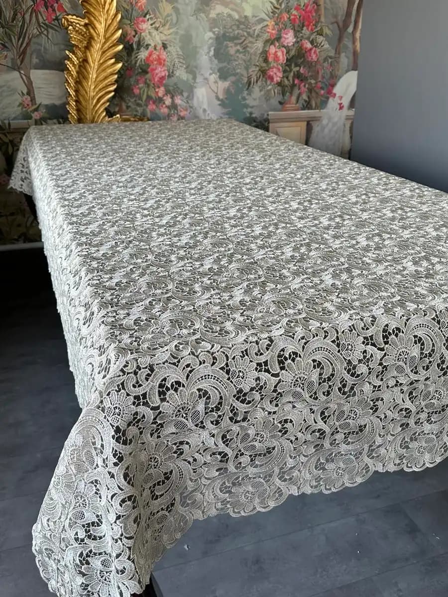 Dantelli Masa Örtüsü ile Dekorasyonda Zarafet ve Şıklığın Modern Yüzü