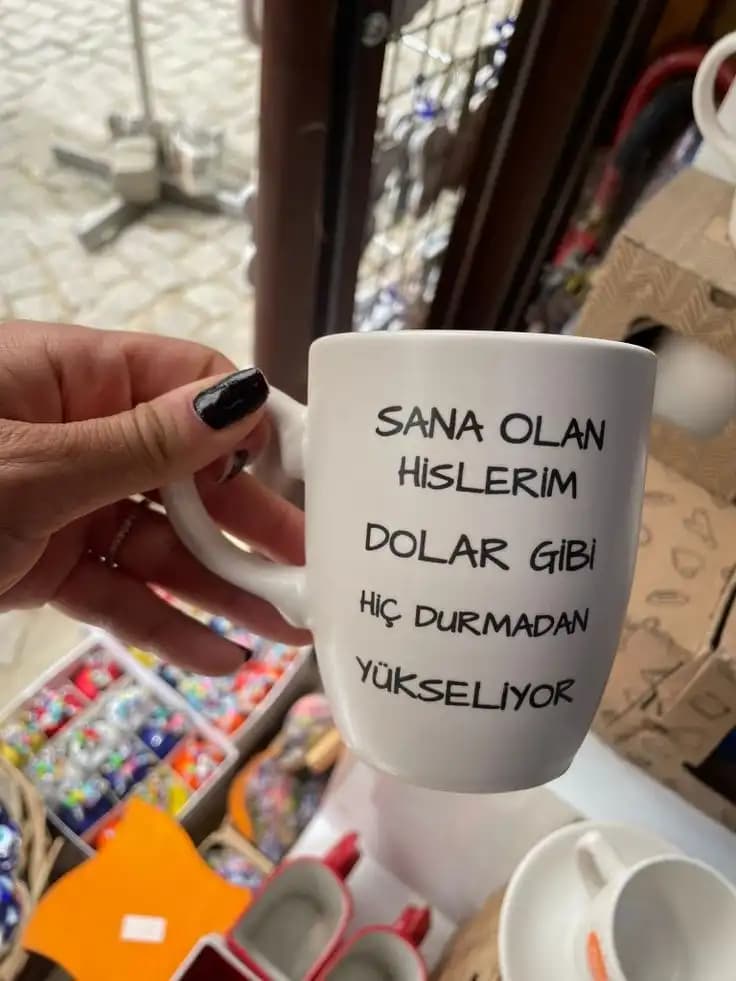 Dekorasyonda Bardak Yazılarıyla Fark Yaratmanın Yolları ve İlham Verici Temalar