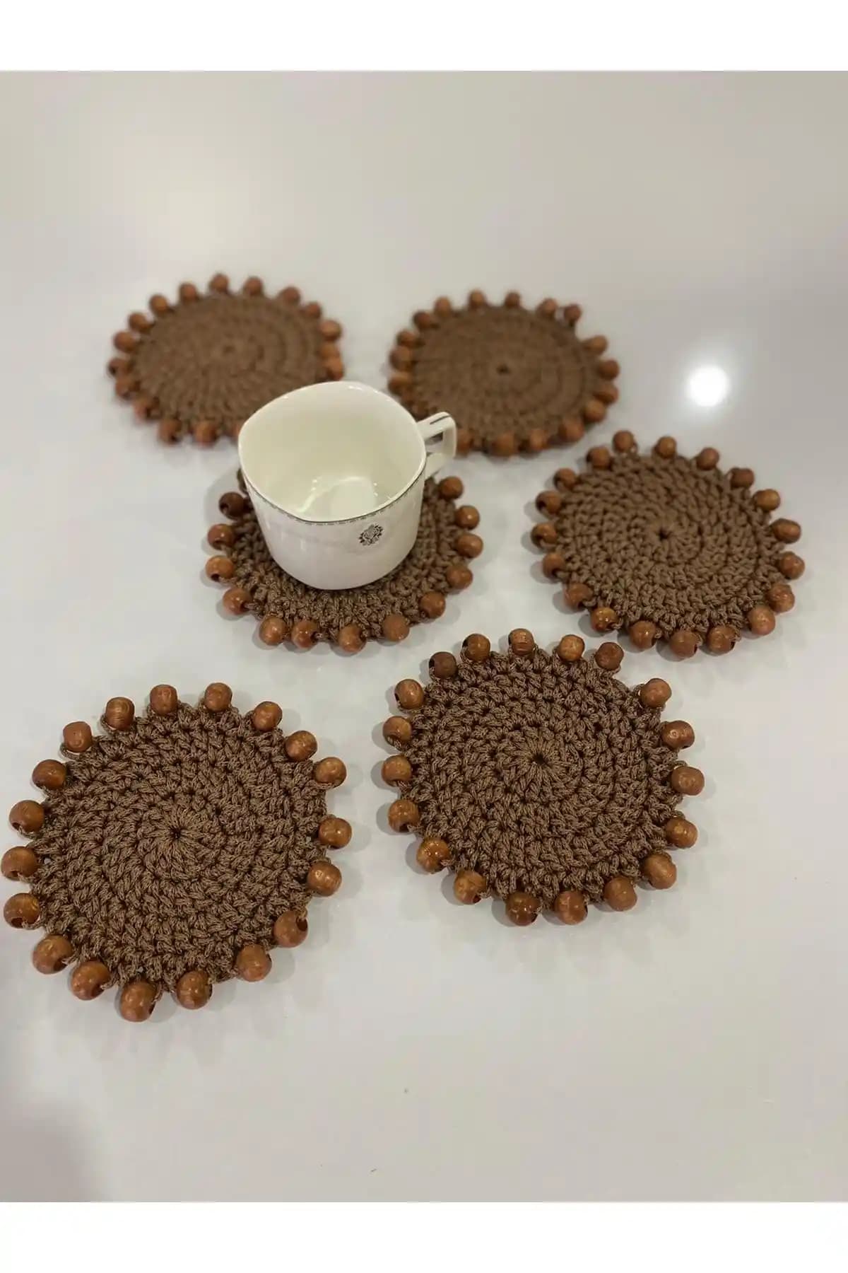 Dekorasyonda Zarif ve Fonksiyonel Örgü Bardak Altlıkları Analizi