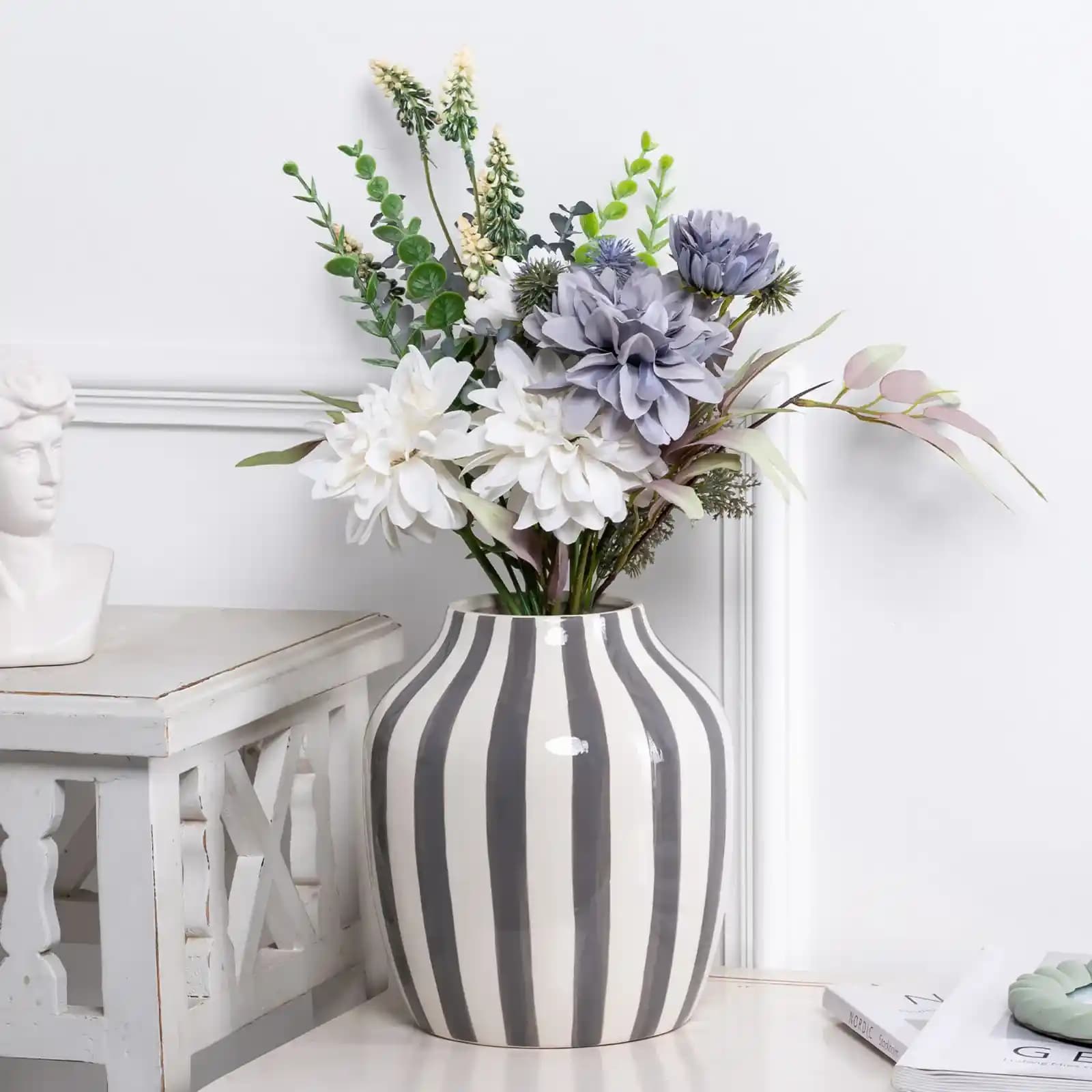 Dekoratif Vazolar: Estetik ve Fonksiyonelliğin Buluştuğu Modern Dekorasyon Unsuru