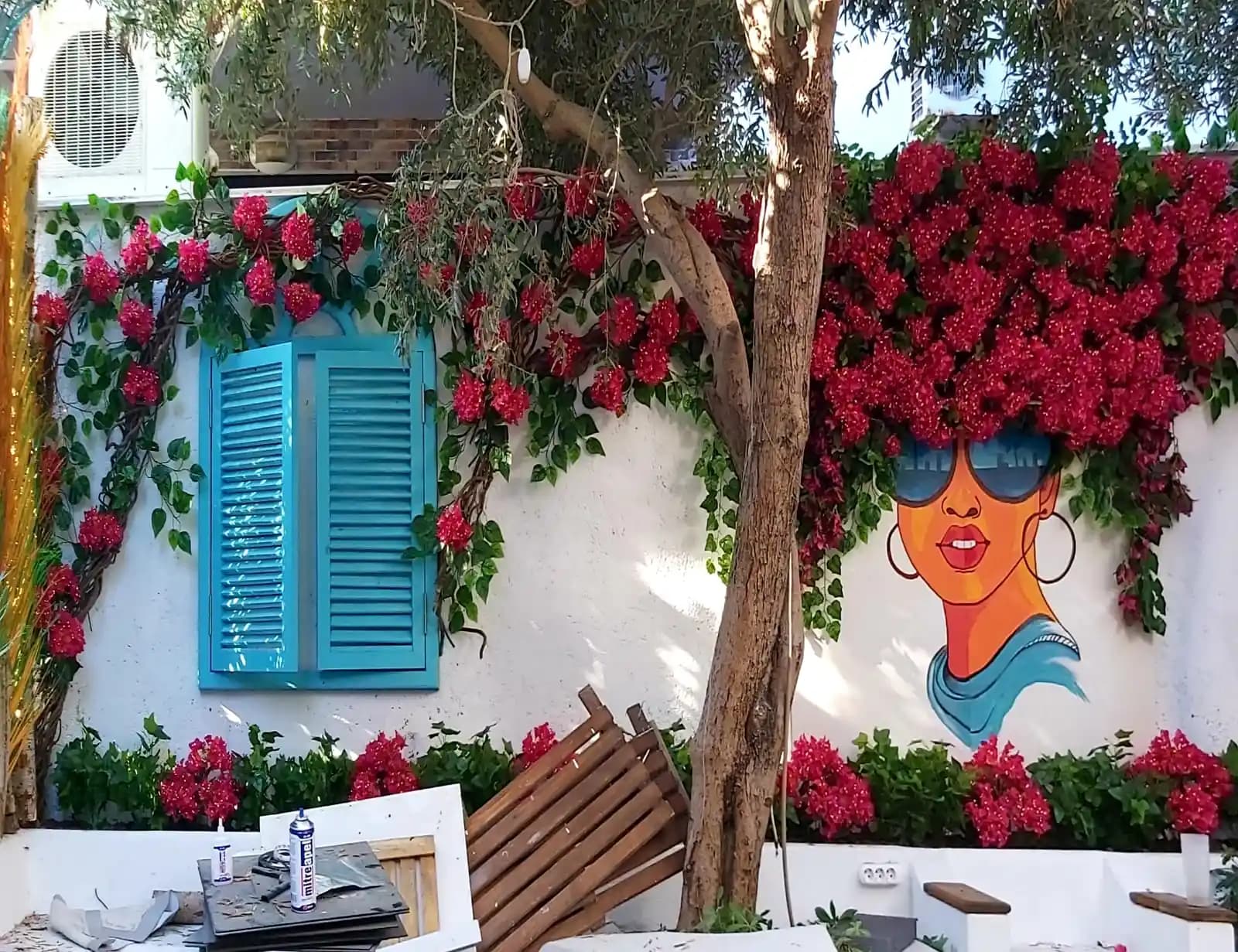 Dış Cephe Dekorasyonunda Yapay Çiçeklerin Avantajları ve Kullanım İpuçları