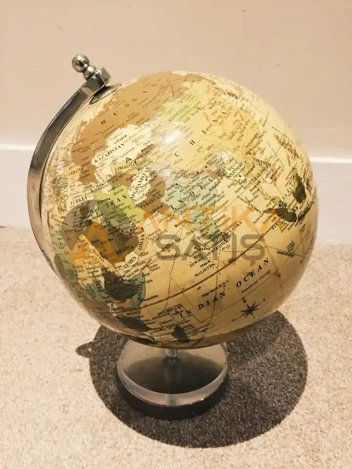 Dünya Haritası Küreleri ile İç Mekan Dekorasyonunda Şıklık ve İşlevsellik Sağlama