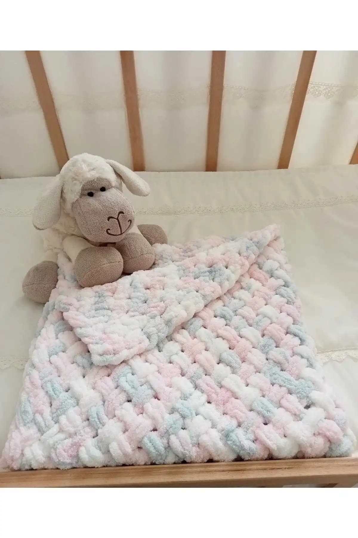 El Örgüsü Bebek Battaniyesi Dekorasyonda Sıcak ve Şık Bir Dokunuş Sağlar