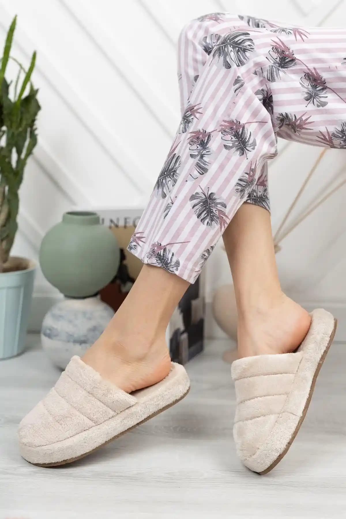 Ev Dekorasyonunda Şıklık ve Konforu Bir Arada Sunan Ev Terliği Rehberi