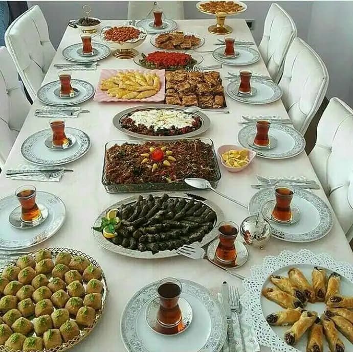 Evde Şık ve Fonksiyonel Masa Sofrası Dekorasyonu İpuçları ve Trendleri
